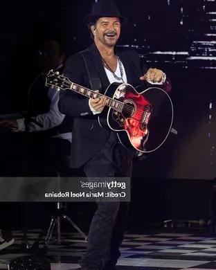 Ricardo Arjona Reading